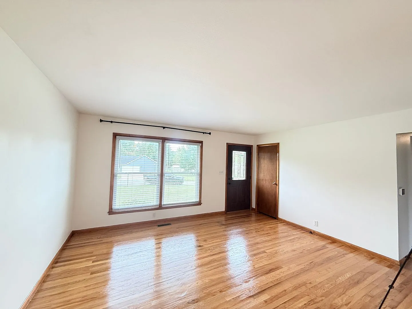 Spacious 4 bed / 2 bath home — Photo 4