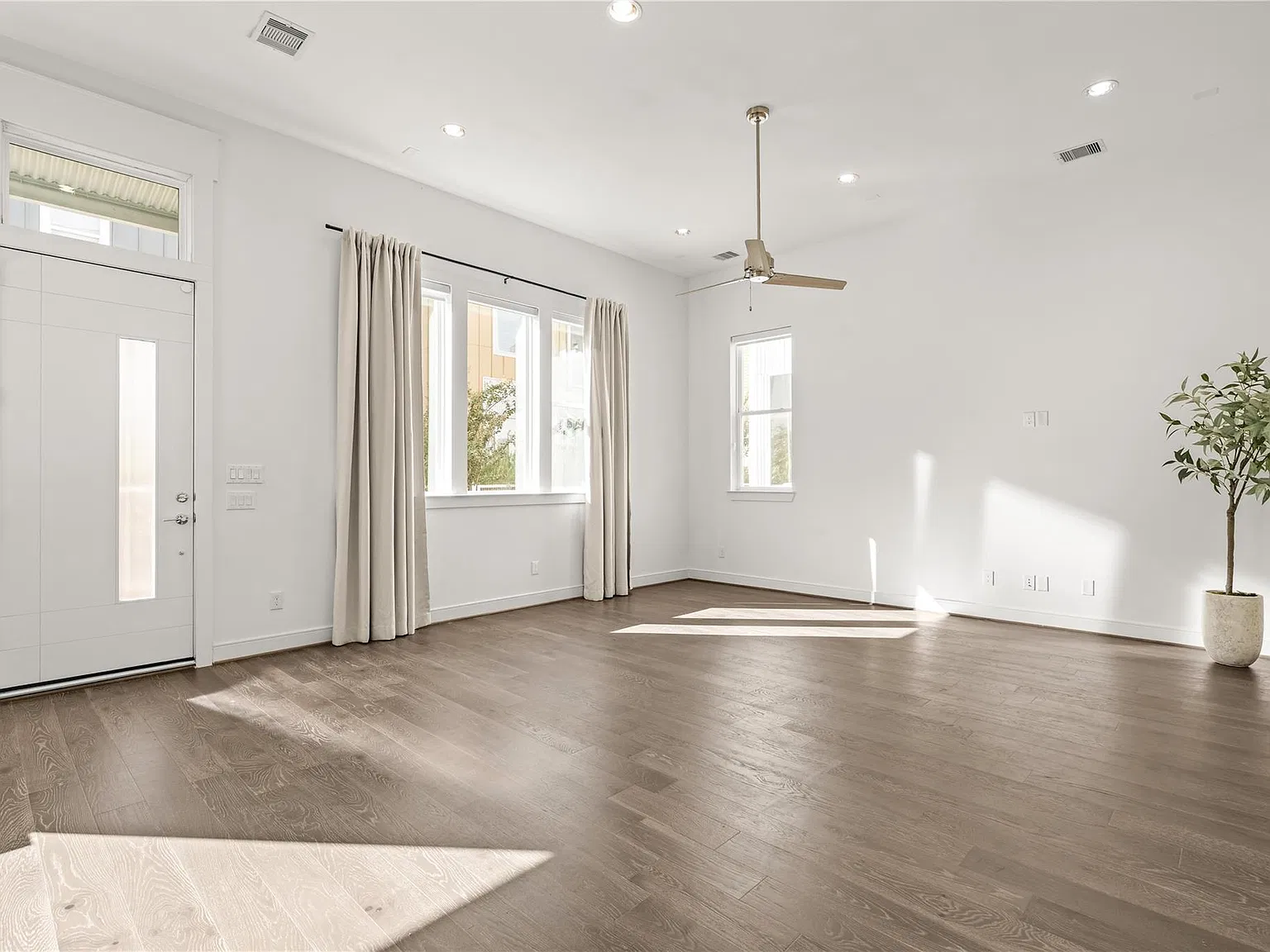 3 bed, 2.5 bath, 2073 sqft, $3,000 — Photo 3