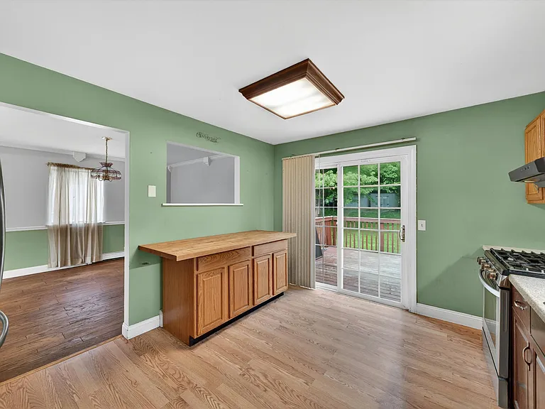76 Maureen Dr — Photo 8