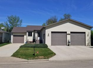516 1st St NW, Rugby, ND 58368