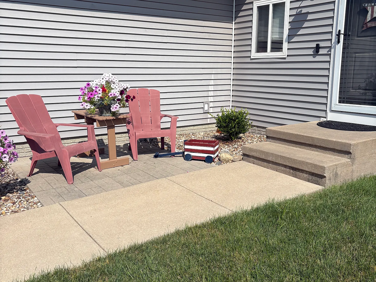 3 bed, 2025 sqft, $2,400 — Photo 2