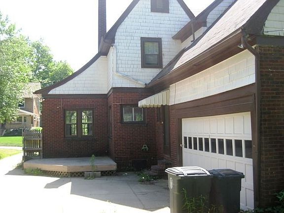 Garage/Deck