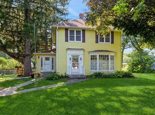 910 N 11th St, Clinton, IA 52732