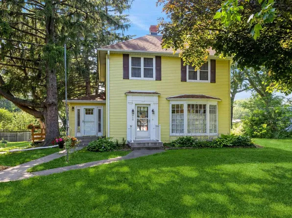 910 N 11th St, Clinton, IA 52732