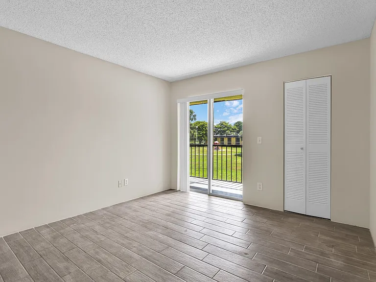 414 Meadows Cir — Photo 4