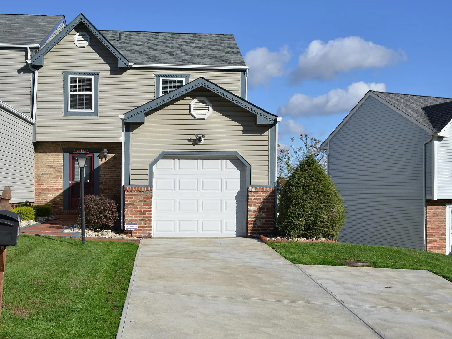 3 bed, 3.5 bath, 1800 sqft, $2,425 — Photo 1