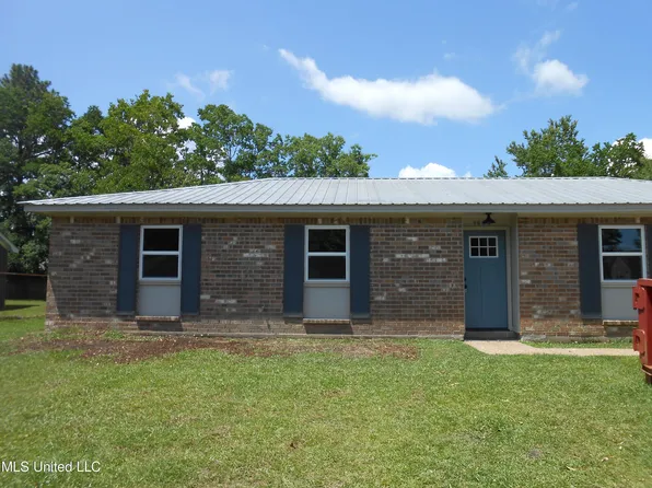1804 Victoria Dr, Gautier, MS 39553