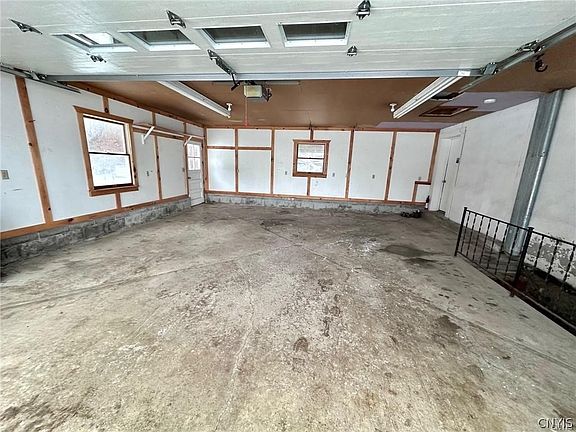 3rd image of 4048A West Rd