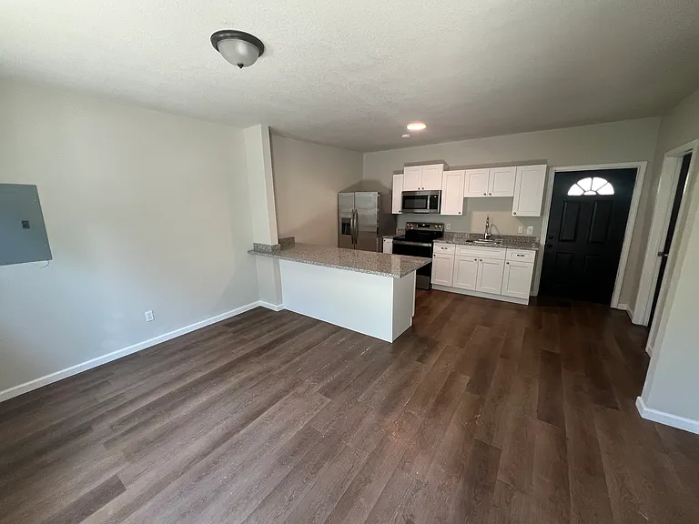 511 W Ridgewood Ct #B — Photo 3