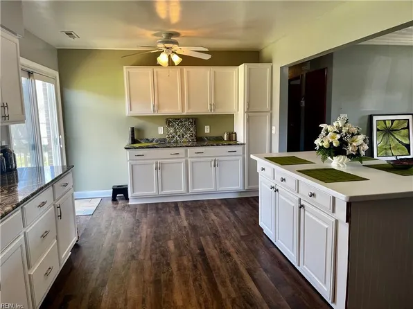 247 E McGinnis Cir, Norfolk, VA 23502