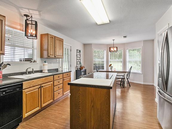 5th image of 3901 Thompson Rd