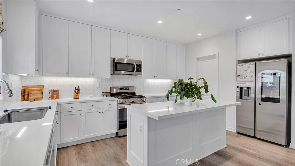 3 bed, 2.5 bath, 1706 sqft, $4,500 — Photo 4