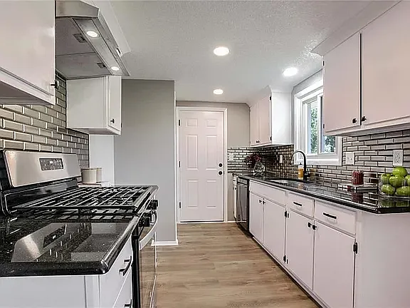 5805 N Colrain Ave — Photo 4
