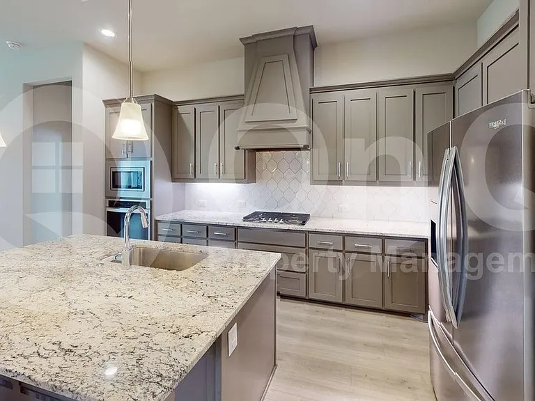 1005 Whitehall Ln — Photo 5