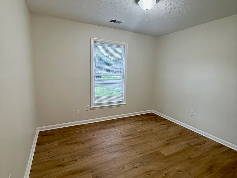 1570 Summerhill Dr — Photo 8