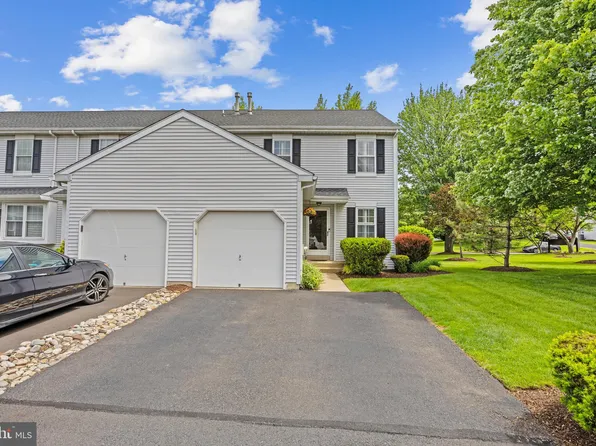 2400 Dogleg Dr, Warrington, PA 18976