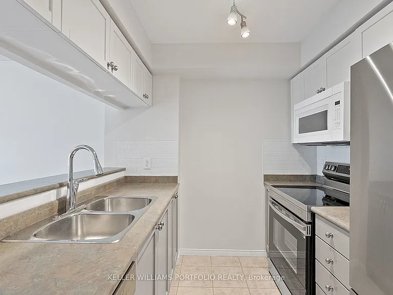 1829 Queen St E #408 — Photo 5