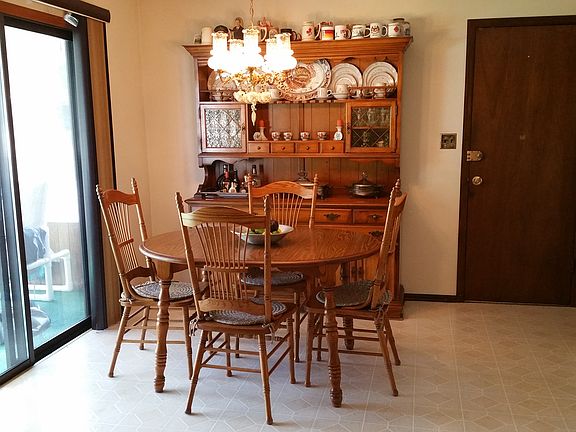 Kitchen dining area