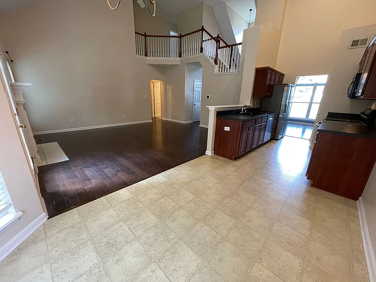 321 Arlington Meadows Dr — Photo 6