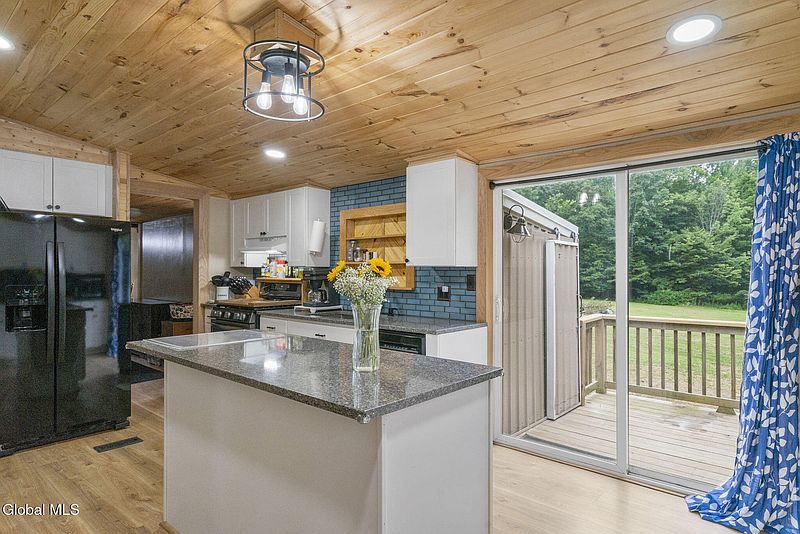 4th image of 145 Treadlemire Road