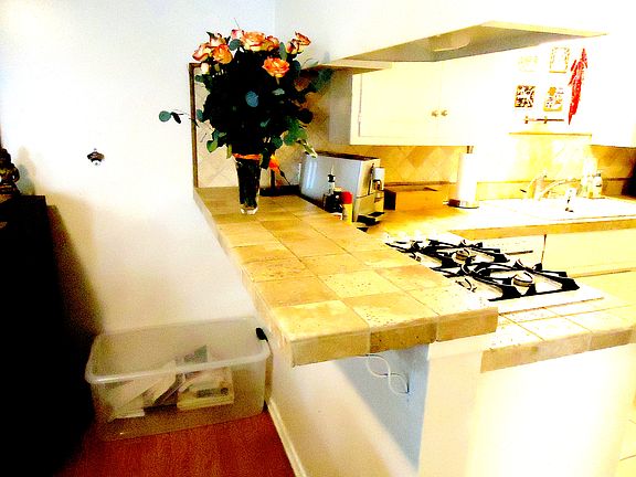 CONVENIENT SERVING BAR, PERFECT FOR ENTERTAINING