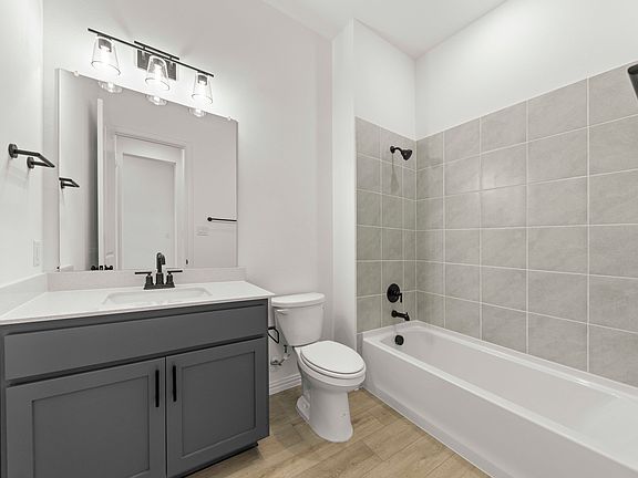 Aster Park - Farwell Interior Image 4