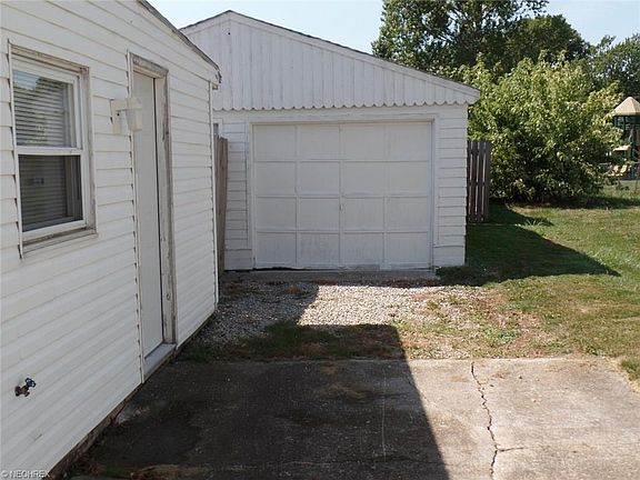 5th image of 628 Blossom Dr