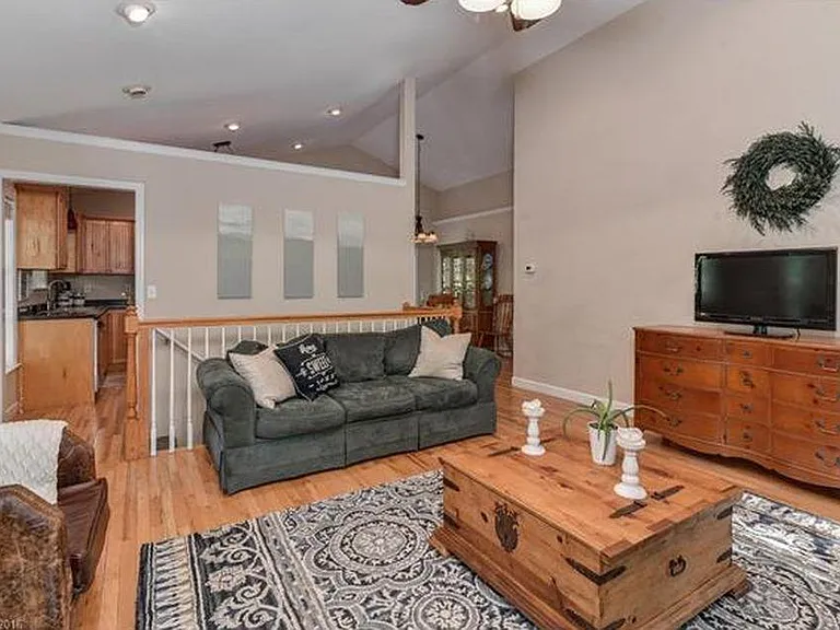 13 ft ceilings, lots of natural light and built-in lighting and oak hardwood floors in living room, kitchen, & dining room.