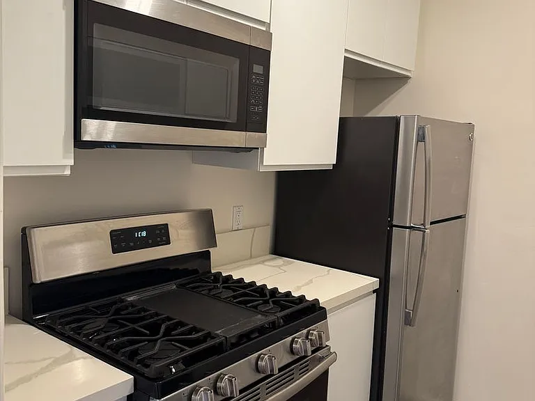 Upstairs 1 bedroom 1 bathroom apartment - Available now — Photo 7