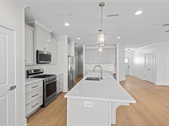 5th image of 134 Leaf St