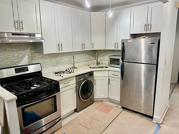 2nd image of 21 W 85th St