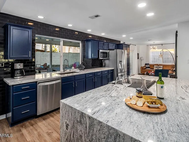 4526 E Paradise Ln — Photo 11