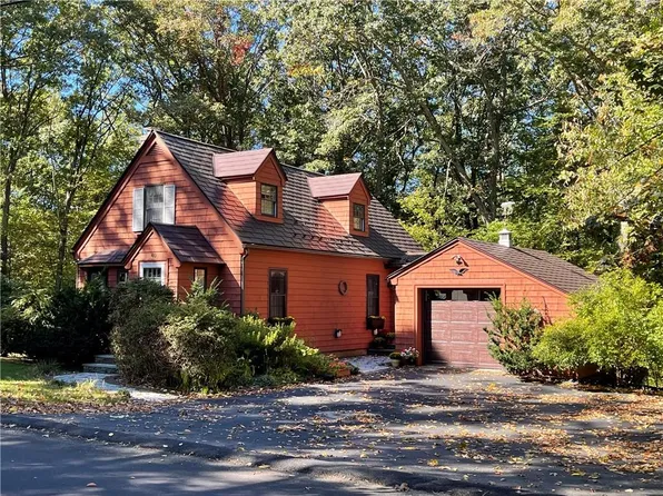 40 Lakeview Ave, Lincoln, RI 02865