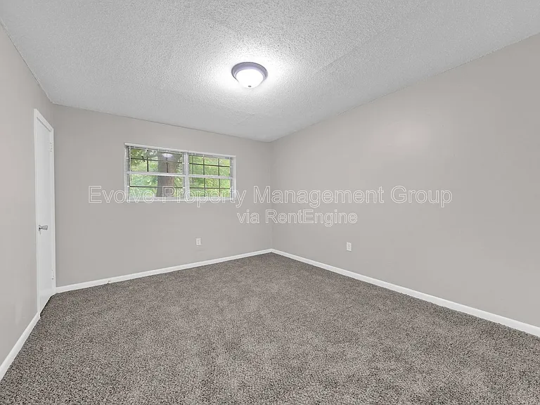 696 Hobbs Dr — Photo 10