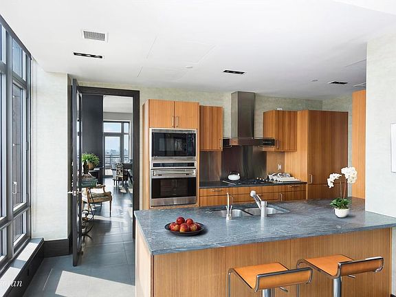 3rd image of 450 E 83rd St Penthouse 1B