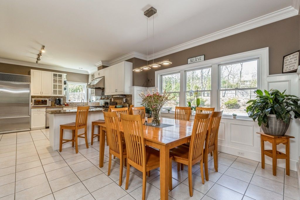  Kitchen and Breakfast Area
