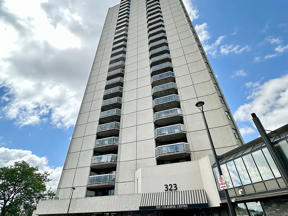 363 Colborne St #1802