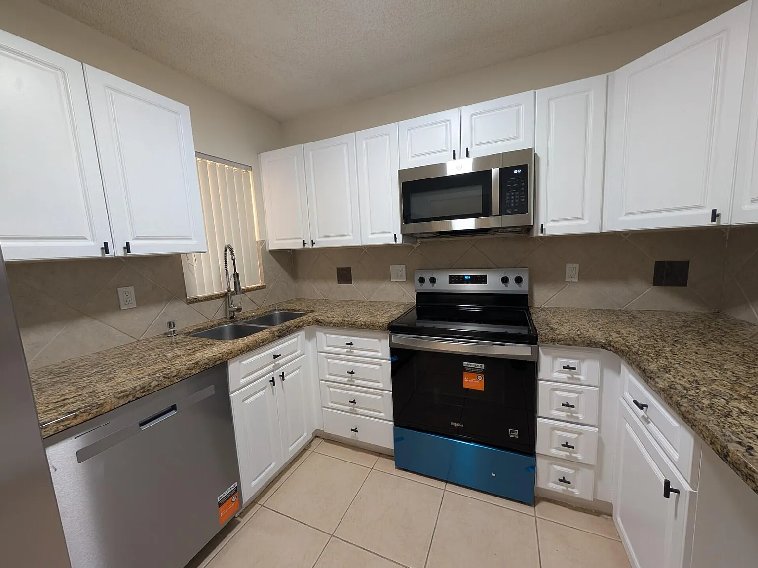 3 bed, 2.0 bath, 1222 sqft, $2,400 — Photo 4