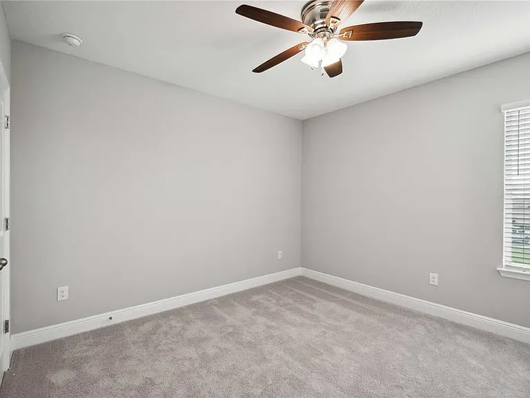 2560 Warren Acres Blvd — Photo 26