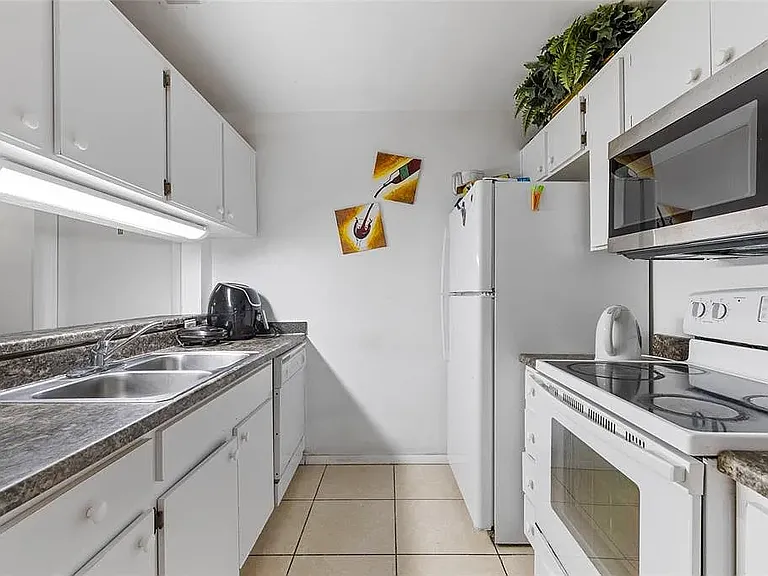 4000 SW 23rd St #4-102 — Photo 3