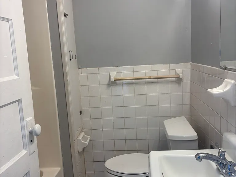 910 N Main St — Photo 1