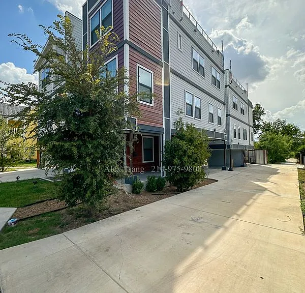 225 S Pine St #202 — Photo 2