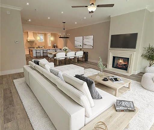 2nd image of 3513 Kingsboro Rd