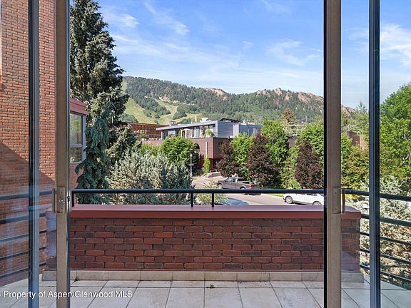 5th image of 208 S Spring St Unit 1