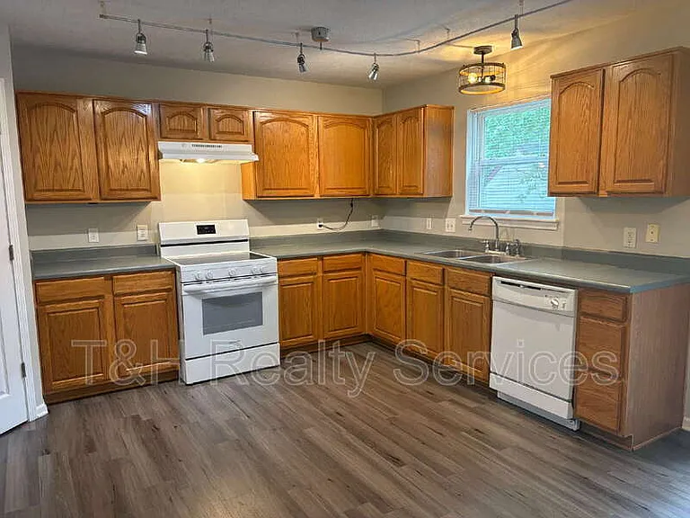6609 Smithfield Dr — Photo 11