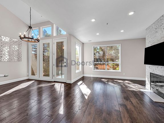 5th image of 483 Jacobs Ct