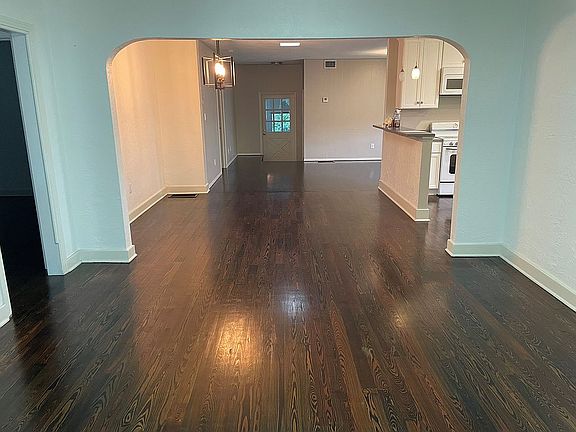 3rd image of 2034 E End Ave