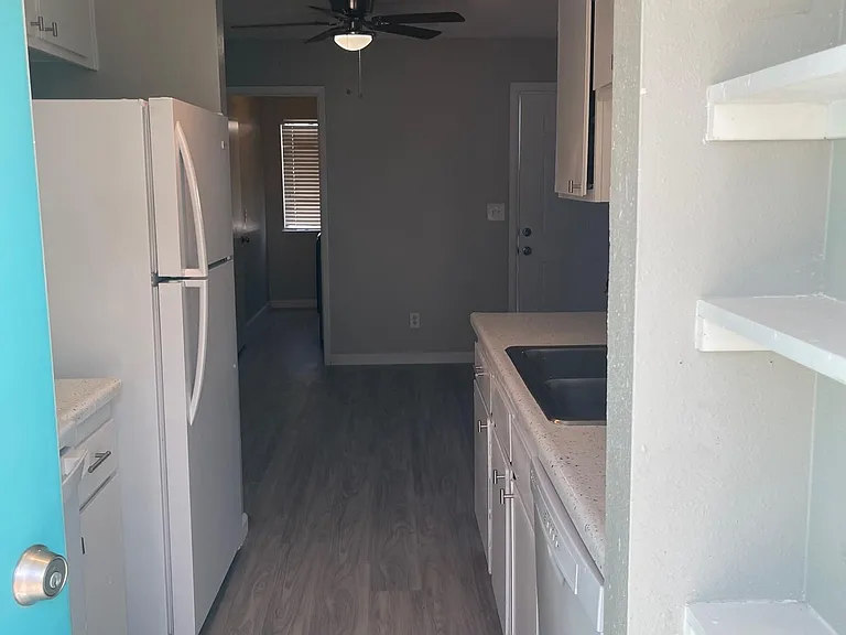 817 Tracey St — Photo 4