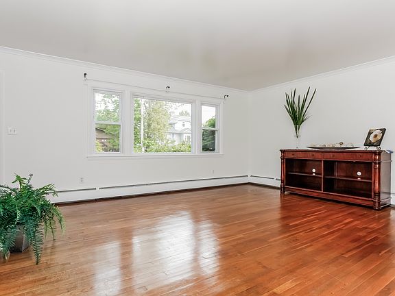 4th image of 107 Laurel Ave