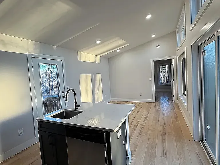 2 bed, 760 sqft, $1,650 — Photo 3